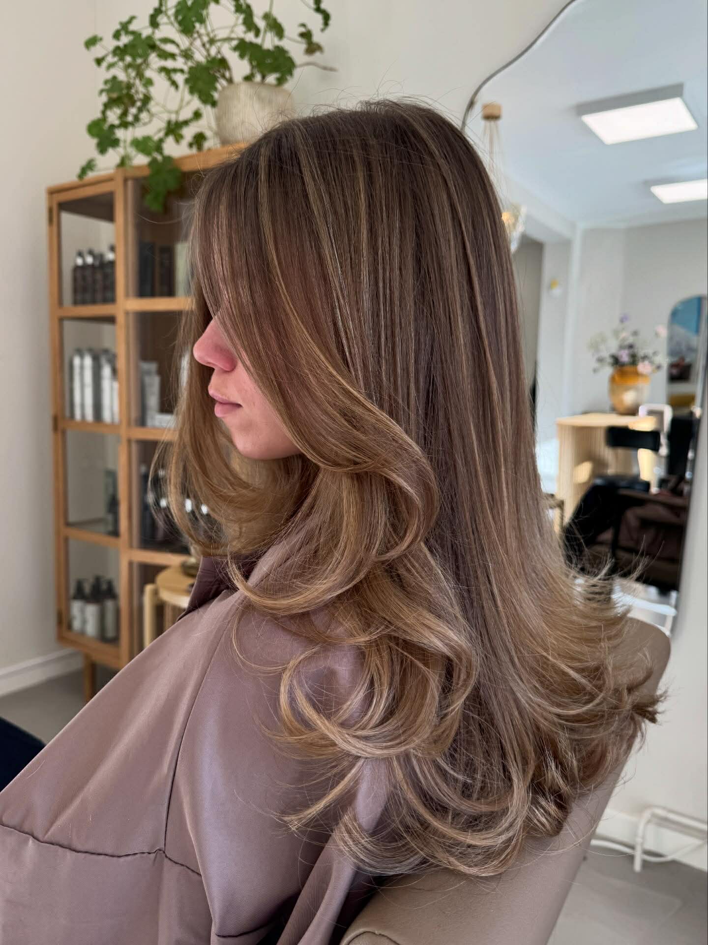 Brunette balayage med butterfly layers – langt hår hos frisør på Frederiksberg