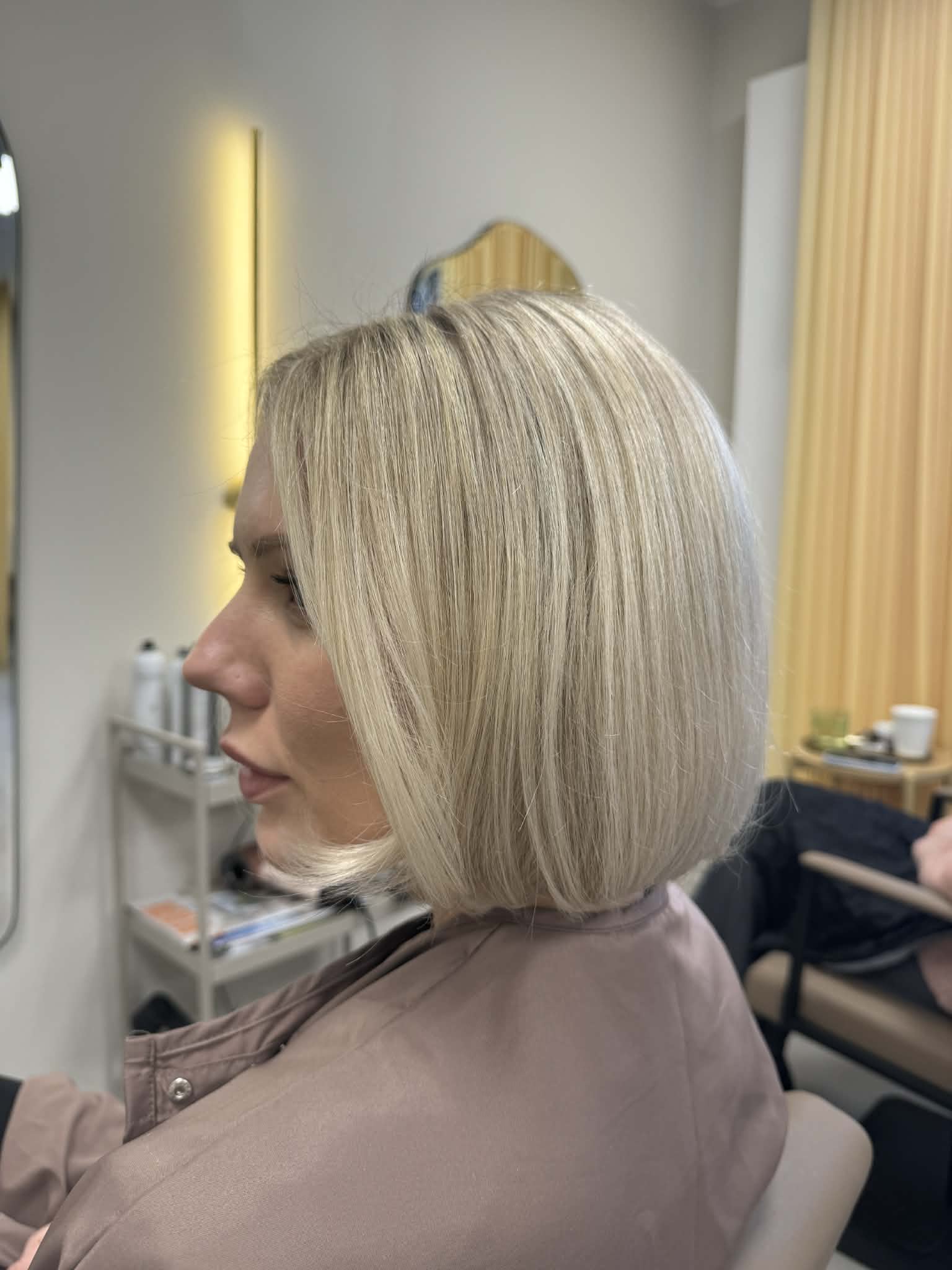 Platinblond bob-klip – kort hår hos frisør Wave Studio CPH, Frederiksberg